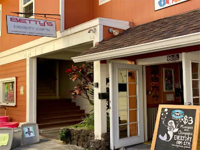 Betty’s Beach Cafe Gay Maui Guide